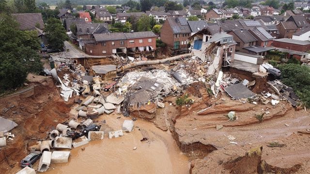 Ein Drohnen Aufnahme zeigt das Ausmaß der Zerstörung in Erftstadt nach dem Unwetter.