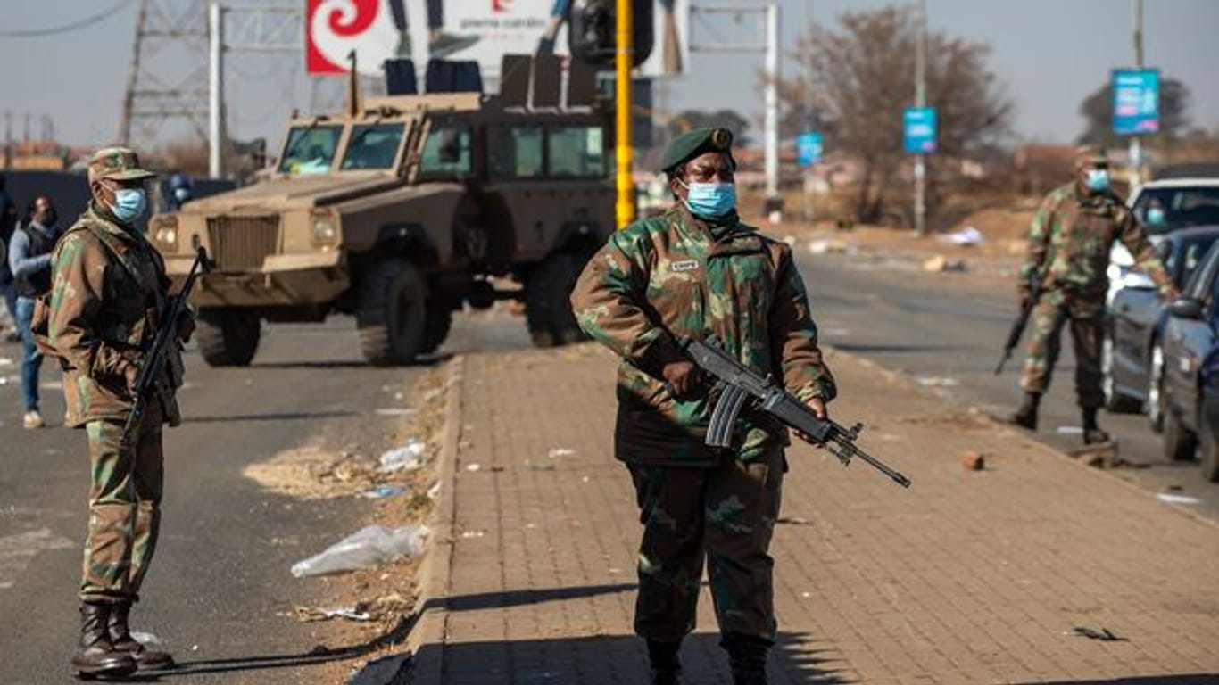 In Südafrika ließ die Regierung das Militär aufmarschieren, um gewaltsame Proteste unter Kontrolle zu bekommen.