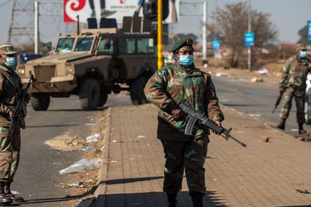 In Südafrika ließ die Regierung das Militär aufmarschieren, um gewaltsame Proteste unter Kontrolle zu bekommen.
