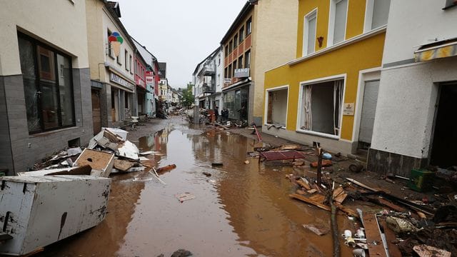 Wasser steht in der Fußgängerzone von Gemünd, nachdem die Urft über die Ufer getreten war. Wasser steht in der Fußgängerzone von Gemünd, nachdem die Urft über die Ufer getreten war.
