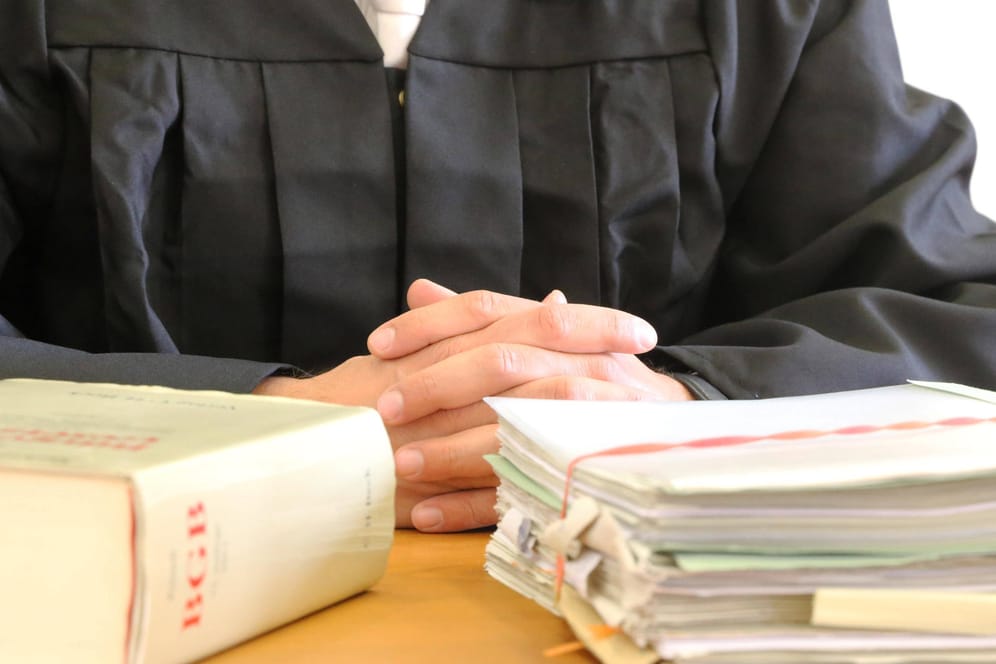 Anwalt vor Gericht (Symbolbild): Ein Antrag auf Prozesskostenhilfe kann sich lohnen.