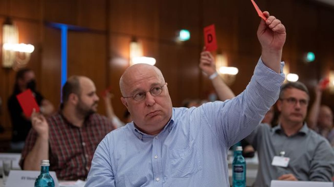 Andreas Schmidt, Vorsitzender der SPD Sachsen-Anhalt, stimmt beim Landesparteitag ab.