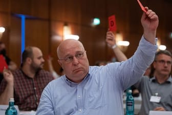 Andreas Schmidt, Vorsitzender der SPD Sachsen-Anhalt, stimmt beim Landesparteitag ab.