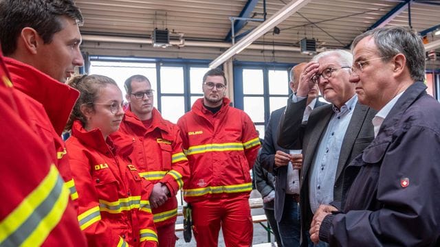 Dank "im Namen aller Deutschen": Bundespräsident Frank-Walter Steinmeier hat gemeinsam mit NRW-Ministerpräsident Armin Laschet Helfer im Hochwassergebiet in NRW besucht. Dank "im Namen aller Deutschen": Bundespräsident Frank-Walter Steinmeier hat gemeinsam mit NRW-Ministerpräsident Armin Laschet Helfer im Hochwassergebiet in NRW besucht.
