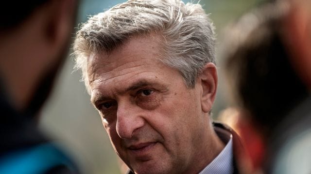 Der Hochkommissar der Vereinten Nationen für Flüchtlinge Filippo Grandi (M) besucht das Flüchtlingslager Kara Tepe auf der griechischen Insel Lesbos.