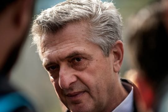 Der Hochkommissar der Vereinten Nationen für Flüchtlinge Filippo Grandi (M) besucht das Flüchtlingslager Kara Tepe auf der griechischen Insel Lesbos.