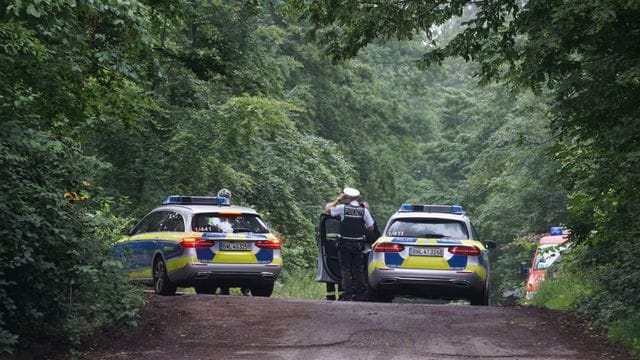 Die Polizei sperrt die Zufahrt zum Absturzort ab.