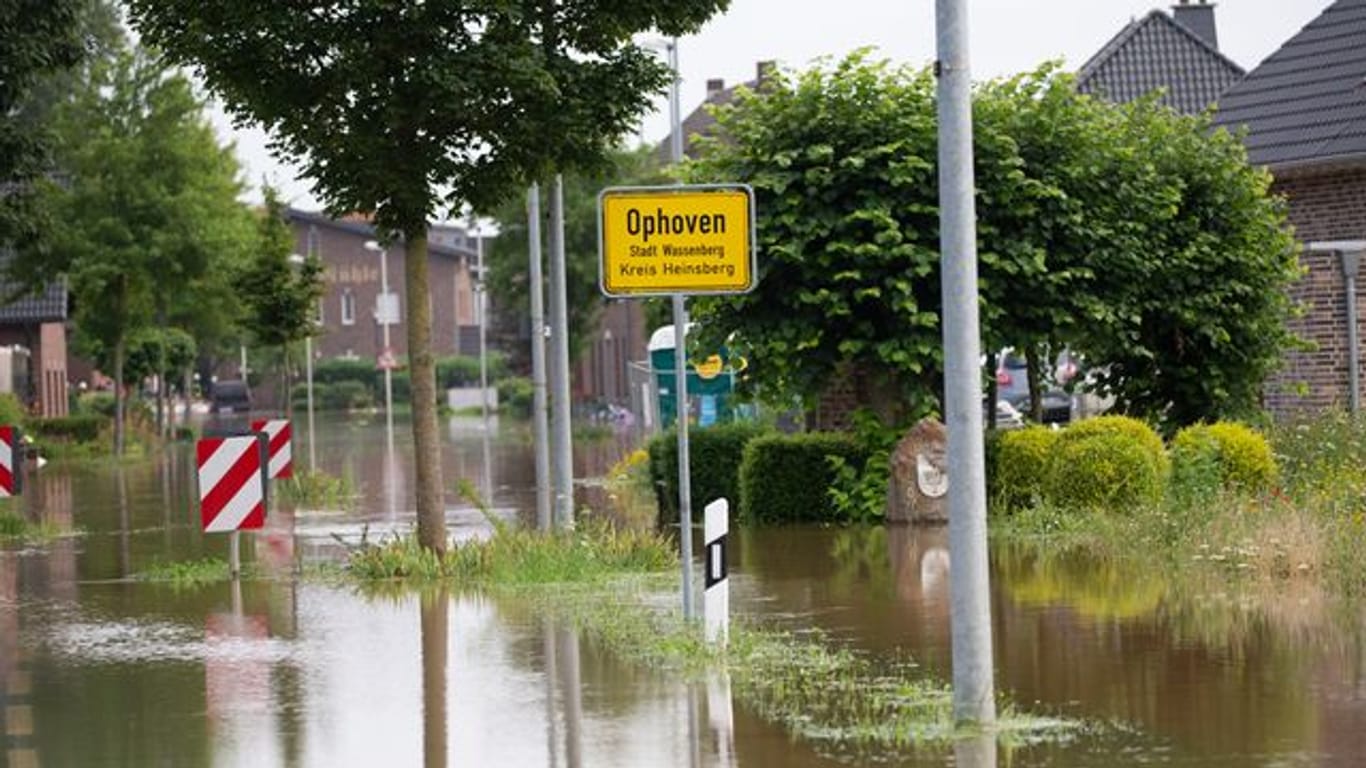 Straßen in Ophoven, einem Stadtteil von Wassenberg (Kreis Heinsberg), sind überflutet.