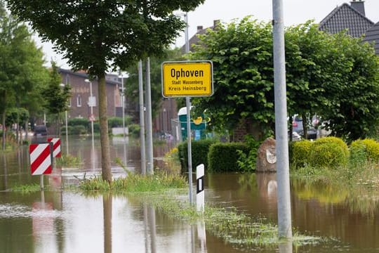 Straßen in Ophoven, einem Stadtteil von Wassenberg (Kreis Heinsberg), sind überflutet.