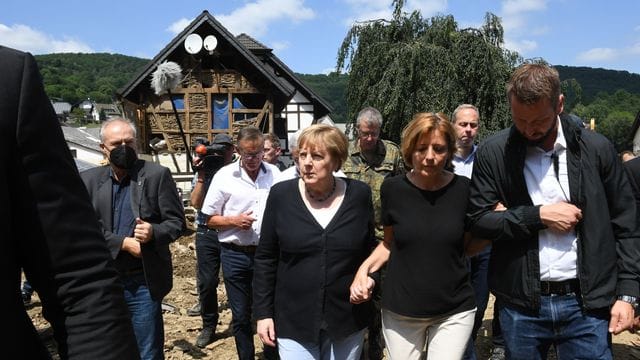 Kanzlerin im Katastrophengebiet: Begleitet von Rheinland-Pfalz' Ministerpräsidentin Malu Dreyer hat Angela Merkel den Hochwasser-Hotspot Schuld besucht.