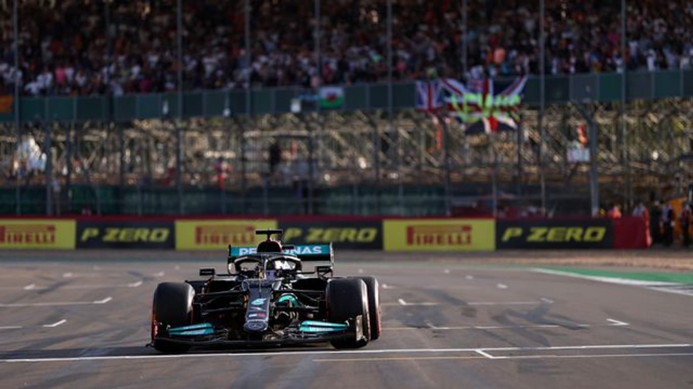 Lewis Hamilton geht bei seinem Heim-Grand-Prix von Platz zwei an den Start.