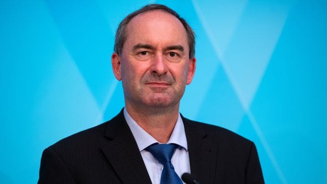 "Muss sich entschuldigen, ein Mann zu sein": Der Chef der Freien Wähler, Hubert Aiwanger, teilt gegen die Grünen aus. "Muss sich entschuldigen, ein Mann zu sein": Der Chef der Freien Wähler, Hubert Aiwanger, teilt gegen die Grünen aus.