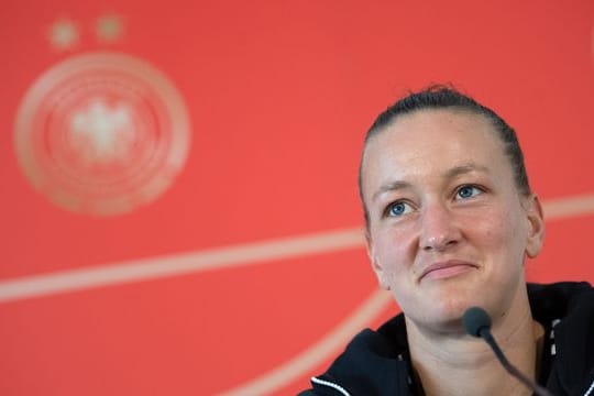 Torhüterin Almuth Schult sitzt während einer Pressekonferenz auf dem Podium.