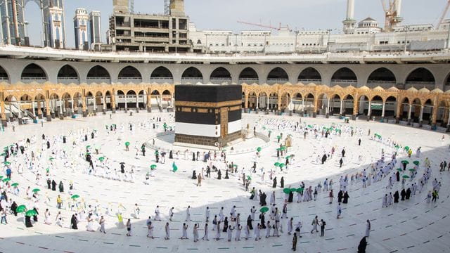 Gläubige umrunden die Kaaba in der Großen Moschee mit Sicherheitsabstand.