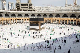 Gläubige umrunden die Kaaba in der Großen Moschee mit Sicherheitsabstand.