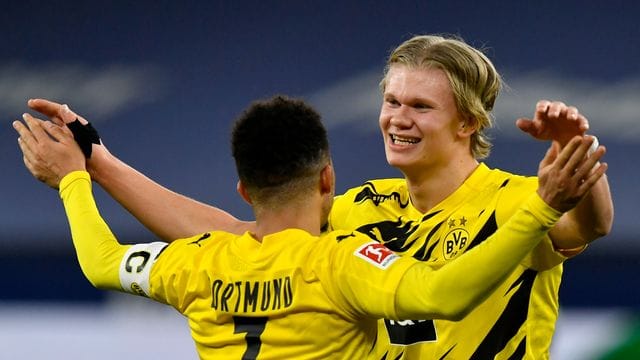 Erling Haaland (r) freut sich mit Mannschaftskamerad Jadon Sancho über einen Dortmunder Sieg. Erling Haaland (r) freut sich mit Mannschaftskamerad Jadon Sancho über einen Dortmunder Sieg.