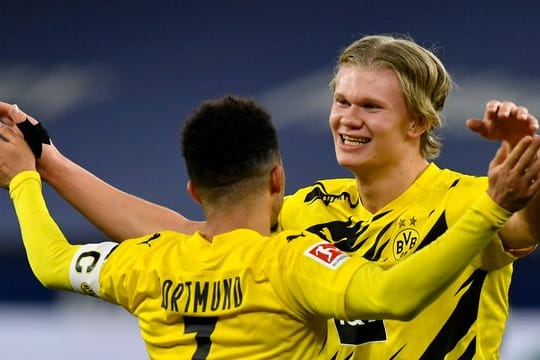 Erling Haaland (r) freut sich mit Mannschaftskamerad Jadon Sancho über einen Dortmunder Sieg.