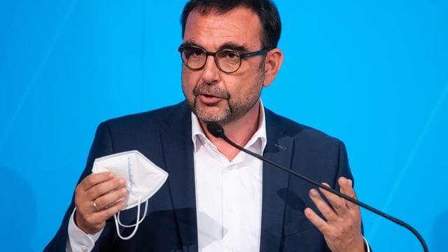 Test-Kosten für Kinder, Schwangere und Menschen mit Vorerkrankungen sollen nach der Vorstellung von Bayerns Gesundheitsminister Klaus Holetschek (CSU)auch weiter übernommen werden. Test-Kosten für Kinder, Schwangere und Menschen mit Vorerkrankungen sollen nach der Vorstellung von Bayerns Gesundheitsminister Klaus Holetschek (CSU)auch weiter übernommen werden.