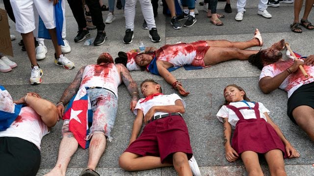 Eindrückliche Warnung vor einer blutigen Niederschlagung der Proteste in Kuba: Demonstranten solidarisieren sich vor dem Weißen Haus in Washington mit dem kubanischen Volk. Eindrückliche Warnung vor einer blutigen Niederschlagung der Proteste in Kuba: Demonstranten solidarisieren sich vor dem Weißen Haus in Washington mit dem kubanischen Volk.