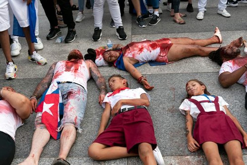Eindrückliche Warnung vor einer blutigen Niederschlagung der Proteste in Kuba: Demonstranten solidarisieren sich vor dem Weißen Haus in Washington mit dem kubanischen Volk.
