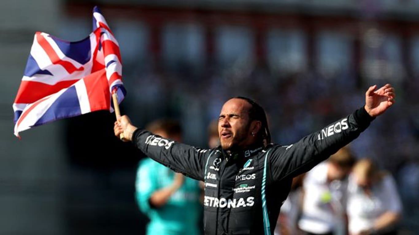 Heimsieg: Lewis Hamilton feiert seinen Sieg in Silverstone.