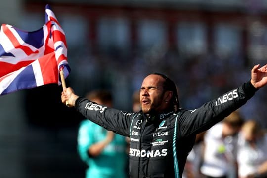 Heimsieg: Lewis Hamilton feiert seinen Sieg in Silverstone.