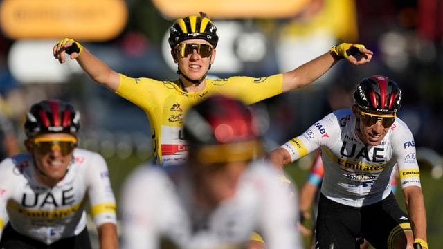 Geschafft: Tadej Pogacar feiert im Gelben Trikot nach der Zieleinfahrt in Paris seinen zweiten Gesamtsieg bei der Tour de France.