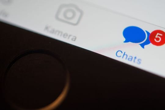 Ein Chatsymbol ist auf einem Smartphone zu sehen.