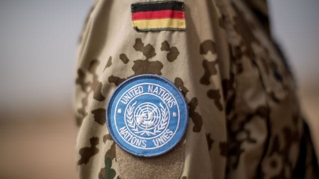 Das Logo der Vereinten Nationen ist an der Uniform eines Soldaten der Bundeswehr angebracht. Das Logo der Vereinten Nationen ist an der Uniform eines Soldaten der Bundeswehr angebracht.