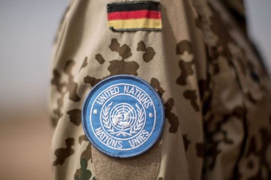 Das Logo der Vereinten Nationen ist an der Uniform eines Soldaten der Bundeswehr angebracht.