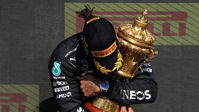 Heimsieg mit Kritik: Lewis Hamilton feiert seinen Sieg in Silverstone.