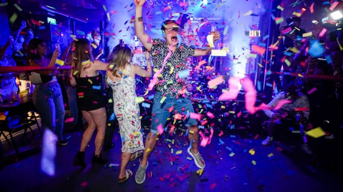 Ein Partygänger springt in einem Londoner Nachtclub kurz nach dessen Wiedereröffnung auf die Tanzfläche.