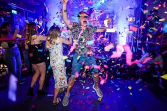Ein Partygänger springt in einem Londoner Nachtclub kurz nach dessen Wiedereröffnung auf die Tanzfläche.