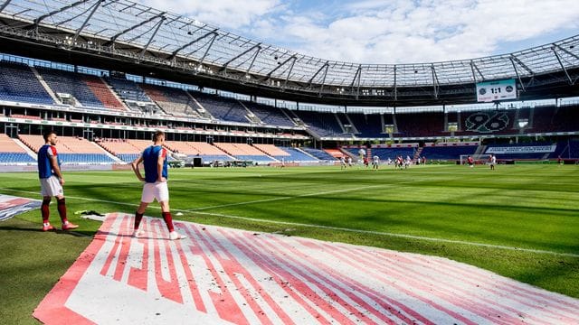 Die Zeit der Geisterspiele in deutschen Fußball-Stadien ist vorbei. Die Zeit der Geisterspiele in deutschen Fußball-Stadien ist vorbei.