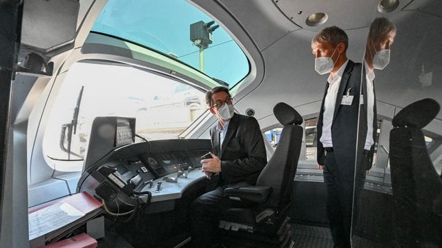 Bundesverkehrsminister Andreas Scheuer (l) und Tobias Fischer, Leiter Technik Fahrzeuge der Deutschen Bahn AG, in einem dieselbetriebenen ICE-Testzug. Bundesverkehrsminister Andreas Scheuer (l) und Tobias Fischer, Leiter Technik Fahrzeuge der Deutschen Bahn AG, in einem dieselbetriebenen ICE-Testzug.