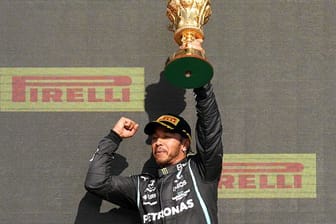 Lewis Hamilton jubelt bei der Siegereherung auf dem Silverstone Circuit.