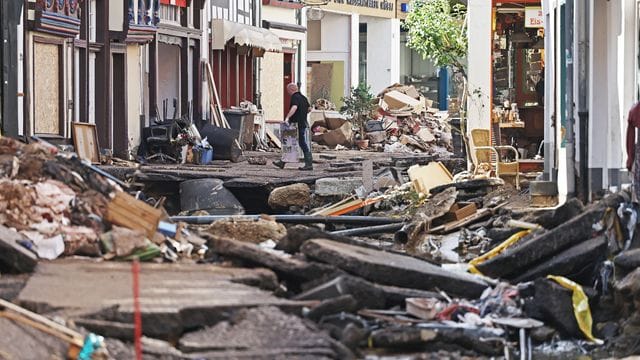 In Bad Münstereifel hat die über die Ufer getretene Erft erhebliche Schäden angerichtet.