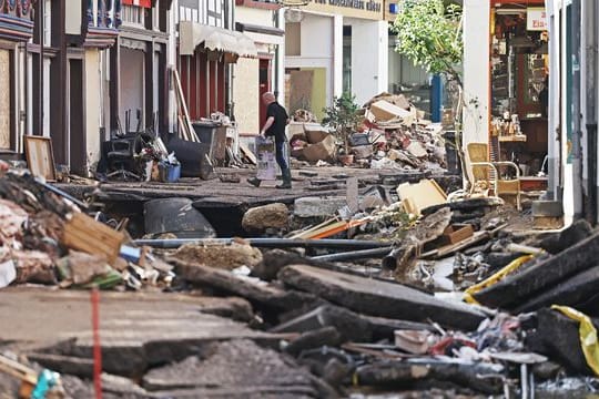 In Bad Münstereifel hat die über die Ufer getretene Erft erhebliche Schäden angerichtet.