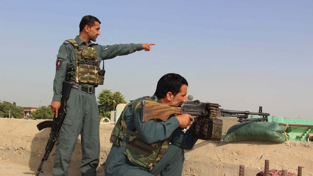 Mitglieder afghanischer Sicherheitskräfte während einer Militäroperation gegen Taliban-Kämpfer in Kundus. Mitglieder afghanischer Sicherheitskräfte während einer Militäroperation gegen Taliban-Kämpfer in Kundus.