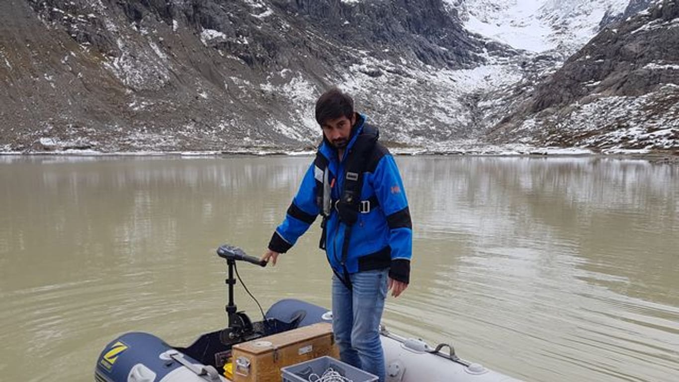 Michael Plüss, Techniker der Eawag-Abteilung Oberflächengewässer, installiert eine Thermistorenkette auf dem Steisee.