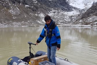 Michael Plüss, Techniker der Eawag-Abteilung Oberflächengewässer, installiert eine Thermistorenkette auf dem Steisee.