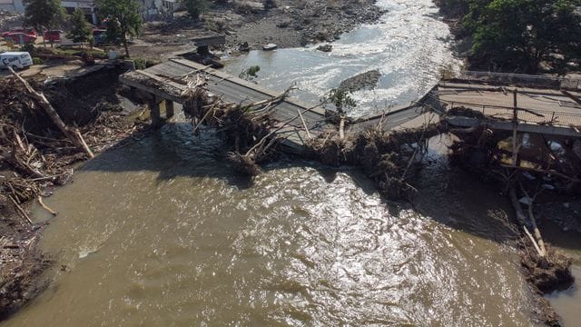 Völlig zerstörte Brücke über die Ahr in Ahrweiler nach der Flutkatastrophe.