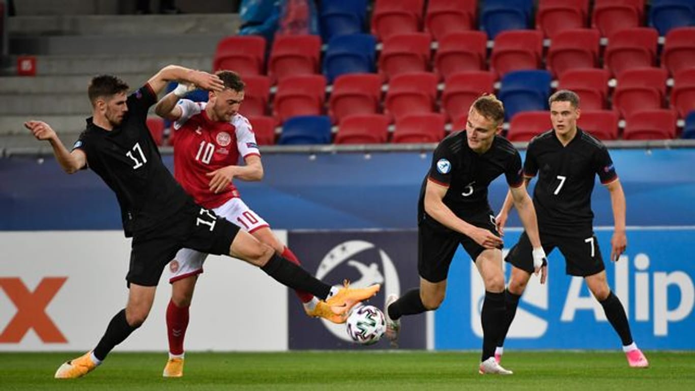 Deutschlands Anton Stach (l) im Zweikampf mit dem Dänen Jacob Bruun Larsen.