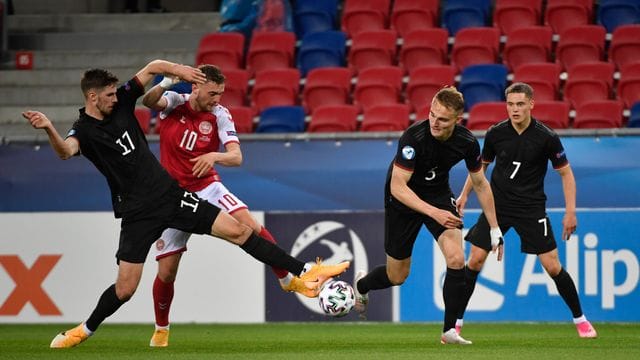 Deutschlands Anton Stach (l) im Zweikampf mit dem Dänen Jacob Bruun Larsen.