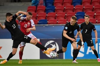 Deutschlands Anton Stach (l) im Zweikampf mit dem Dänen Jacob Bruun Larsen.