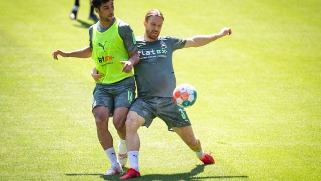 Außenverteidiger Michael Lang (r) kehrt zum FC Basel zurück.