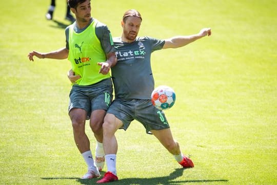 Außenverteidiger Michael Lang (r) kehrt zum FC Basel zurück.