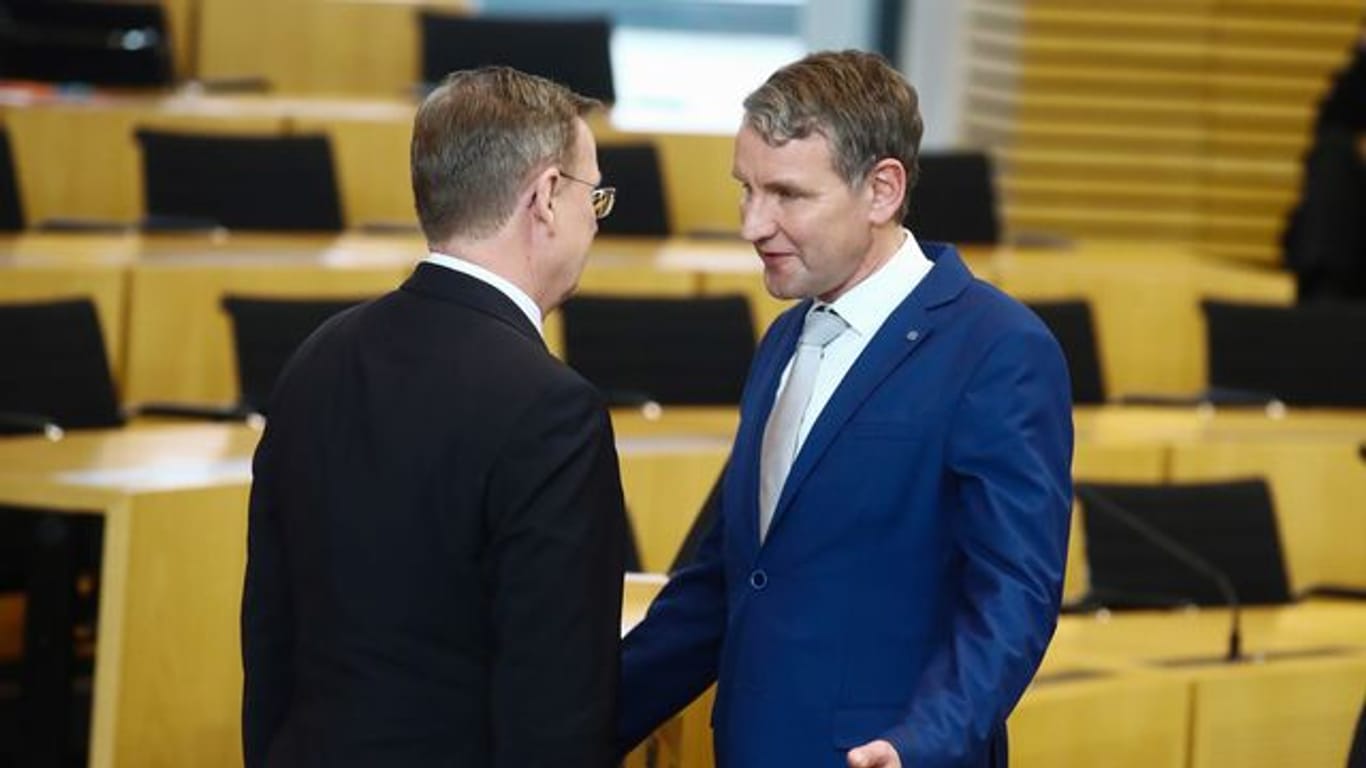 Bodo Ramelow (l, Die Linke), Thüringens neu gewählter Ministerpräsident verweigert Björn Höcke, Fraktionsvorsitzender der AfD im Landtag, den Handschlag nach Wahl eines neuen Ministerpräsidenten in Thüringen.