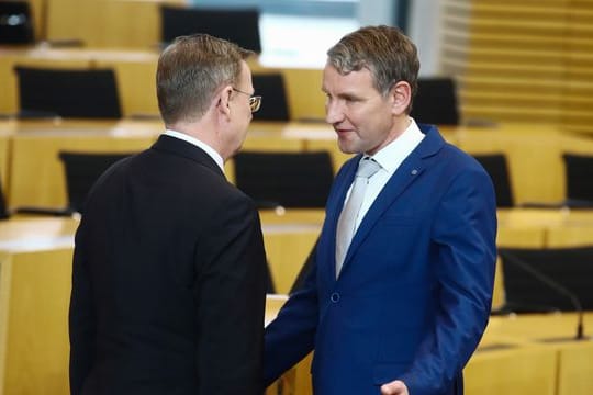 Bodo Ramelow (l, Die Linke), Thüringens neu gewählter Ministerpräsident verweigert Björn Höcke, Fraktionsvorsitzender der AfD im Landtag, den Handschlag nach Wahl eines neuen Ministerpräsidenten in Thüringen.