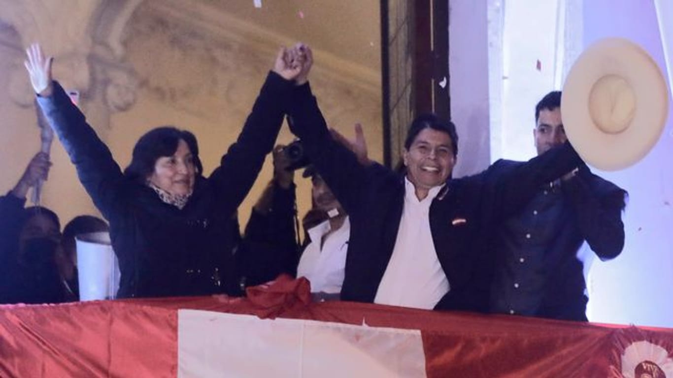 Pedro Castillo (M) feiert in Lima, nachdem die peruanischen Wahlbehörden ihn zum Präsidenten erklärt haben.